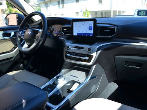 Used 2022 Ford Explorer XLT w/ Equipment Group 202A image 25