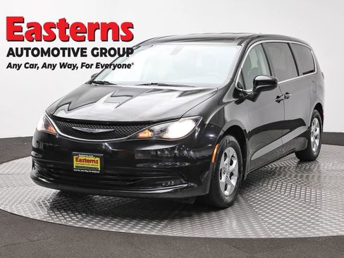 Used 2017 Chrysler Pacifica LX w/ Tire & Wheel Group FWD image 1
