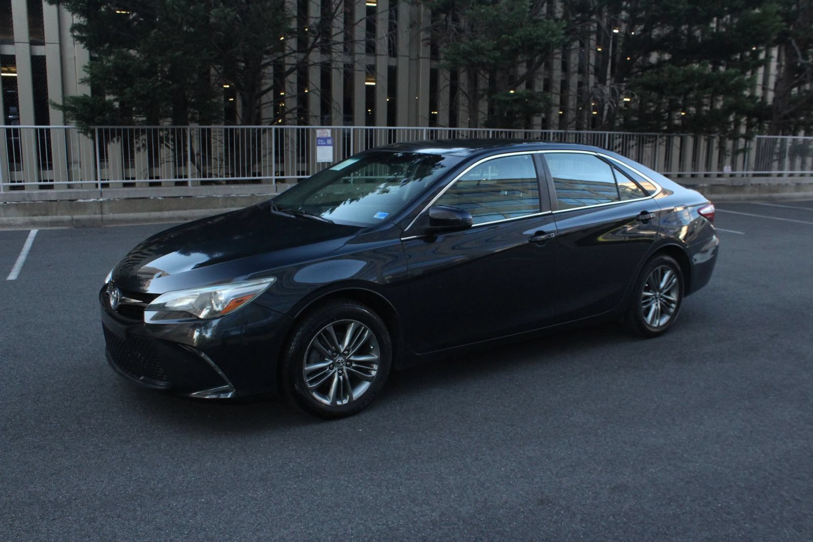 Used 2015 Toyota Camry SE FWD image 12