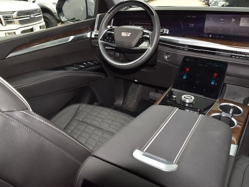Used 2025 Cadillac Escalade ESV Premium Luxury Platinum AWD/4WD image 16