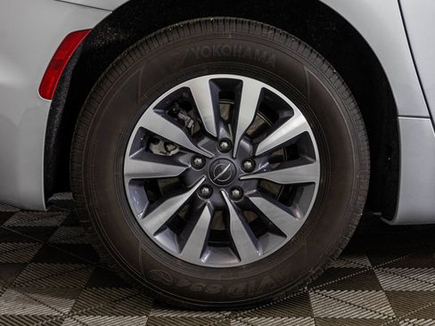 Used 2024 Chrysler Pacifica Limited FWD image 53