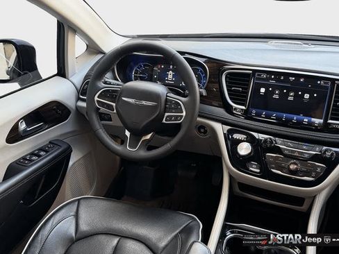 Used 2023 Chrysler Pacifica Limited FWD image 14