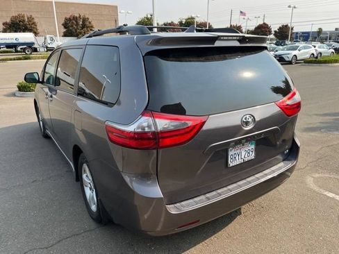 Used 2020 Toyota Sienna LE w/ LE Preferred Package FWD image 5