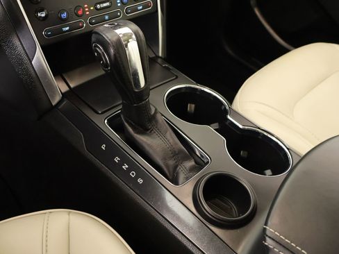 Used 2019 Ford Explorer Limited w/ Limited Luxury Package FWD image 9