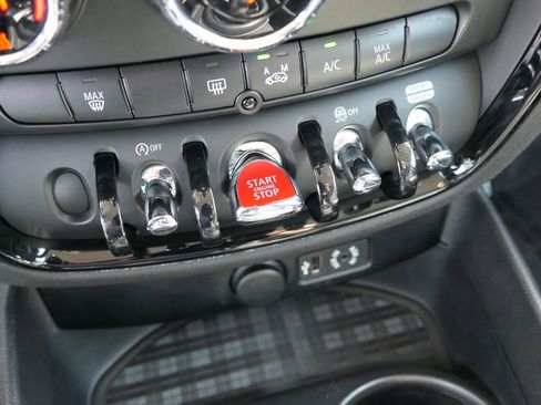 Used 2018 MINI Cooper Clubman FWD image 22