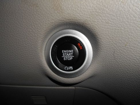 Used 2024 Chrysler Pacifica Touring-L FWD image 25