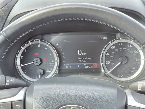Used 2025 Toyota Highlander LE FWD image 16