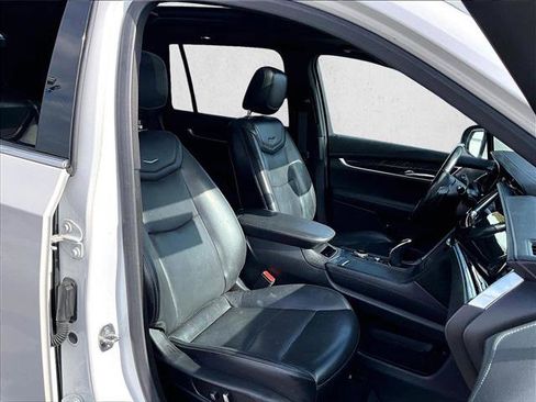 Used 2022 Cadillac XT6 Premium Luxury image 9