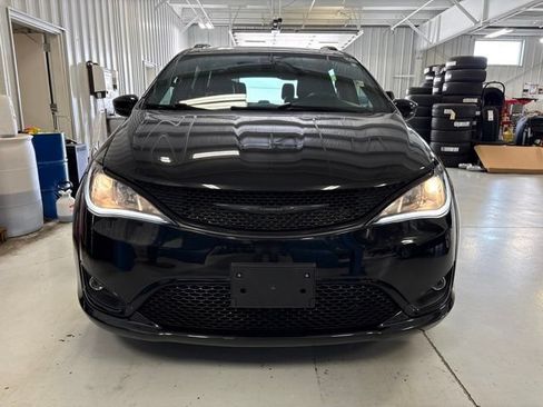 Used 2020 Chrysler Pacifica Touring-L Plus w/ S Appearance Package FWD image 13