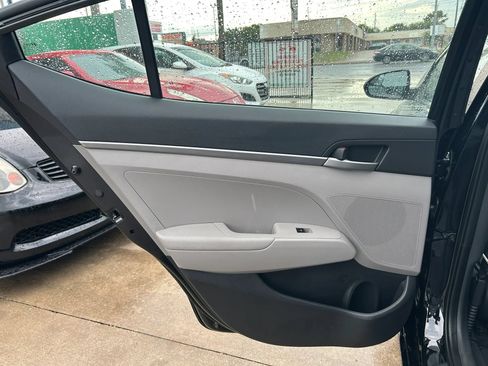 Used 2017 Hyundai Elantra SE FWD image 17