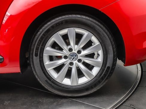Used 2018 Volkswagen Beetle 2.0T S FWD image 9