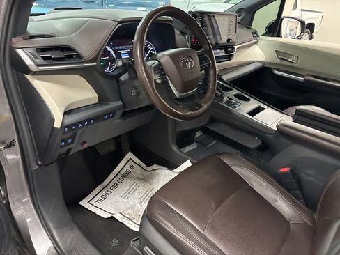 Used 2022 Toyota Sienna Platinum AWD/4WD image 18
