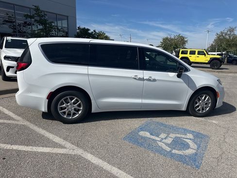 New 2026 Chrysler Pacifica Select image 33