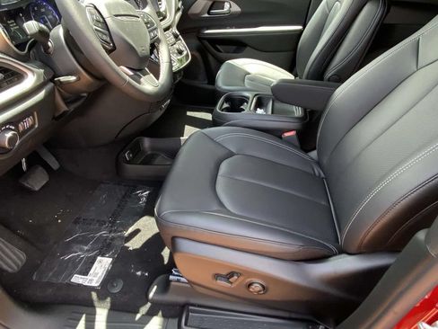 New 2027 Chrysler Pacifica Select FWD image 42