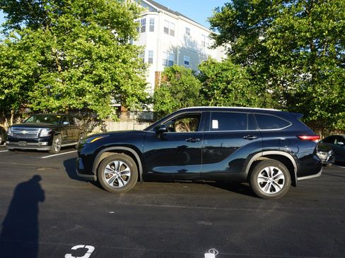 Used 2022 Toyota Highlander XLE AWD/4WD image 5