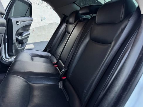Used 2018 Chrysler 300 Limited RWD image 18