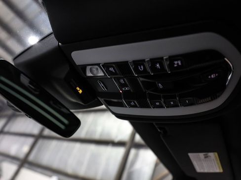 Used 2023 Porsche Macan image 46