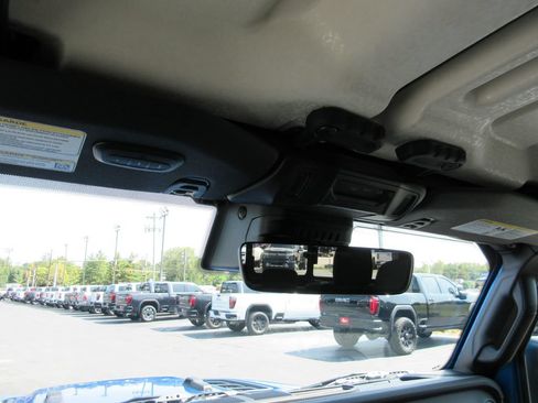 Used 2024 Jeep Gladiator Rubicon w/ Technology Group AWD/4WD image 29