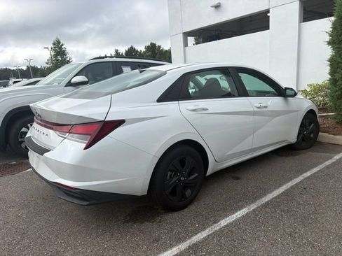 Used 2022 Hyundai Elantra SEL FWD image 3