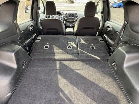 Used 2019 Jeep Cherokee Latitude w/ Cold Weather Group image 17