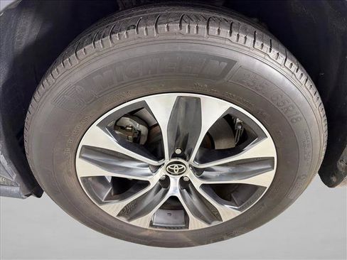 Used 2021 Toyota Highlander XLE FWD image 12