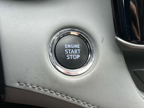 Used 2022 Toyota Highlander XLE FWD image 31