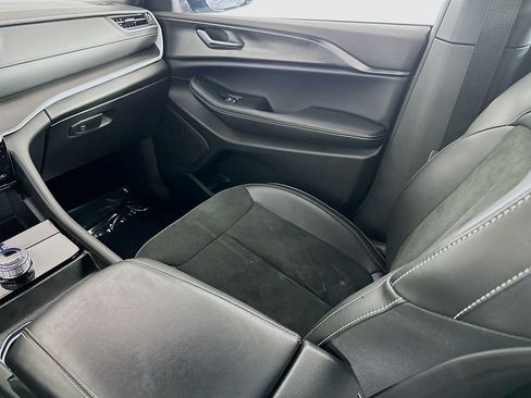 Certified 2025 Jeep Grand Cherokee Altitude image 34