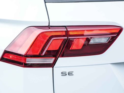 Used 2022 Volkswagen Tiguan SE w/ Panoramic Sunroof Package image 9