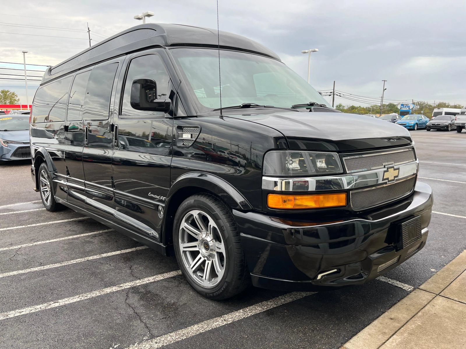 Used 2018 Chevrolet Express 2500 Extended w/ Enhanced Convenience Package RWD image 2