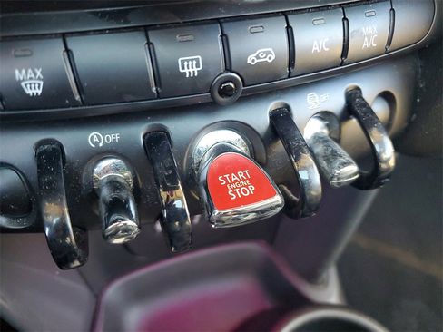 Used 2017 MINI Cooper 4-Door Hardtop image 26