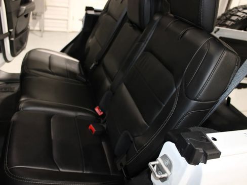 Used 2021 Jeep Wrangler Unlimited Sahara AWD/4WD image 18