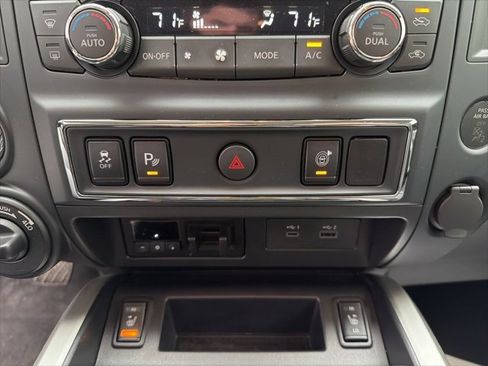 Used 2024 Nissan Titan SV w/ SV Convenience Package image 27