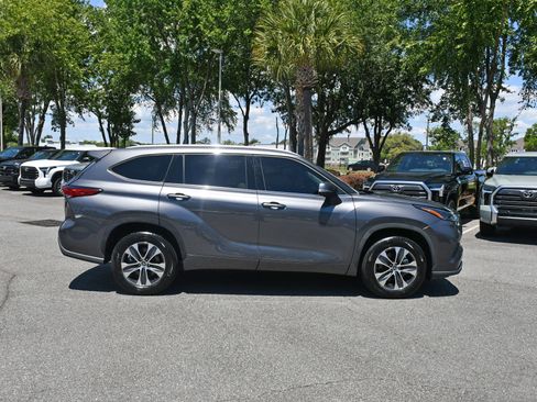 Used 2022 Toyota Highlander XLE FWD image 5