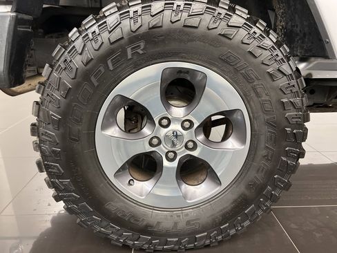 Used 2016 Jeep Wrangler Unlimited Sahara w/ Dual Top Group image 7