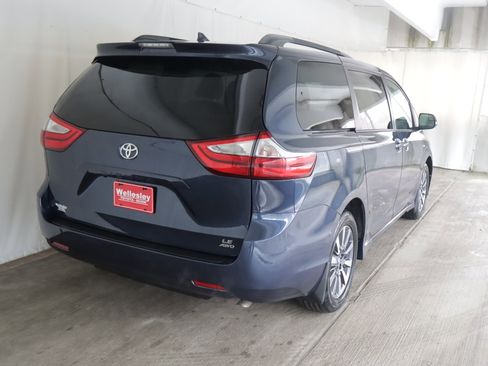 Used 2018 Toyota Sienna LE image 6