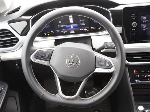 Used 2025 Volkswagen Taos SE w/ Panoramic Sunroof Package image 17