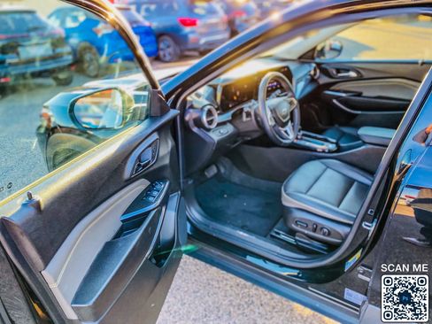 Used 2025 Chevrolet Trax ACTIV w/ Sunroof Package image 12