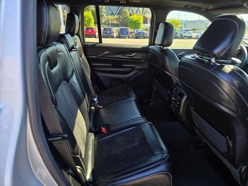 Used 2023 Jeep Grand Cherokee Altitude RWD image 13