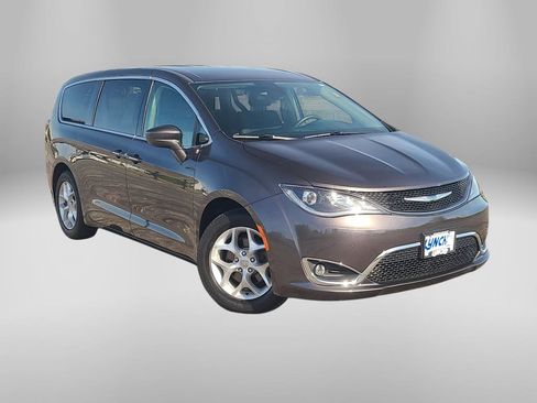 Used 2018 Chrysler Pacifica Touring Plus w/ Tire & Wheel Group FWD image 5