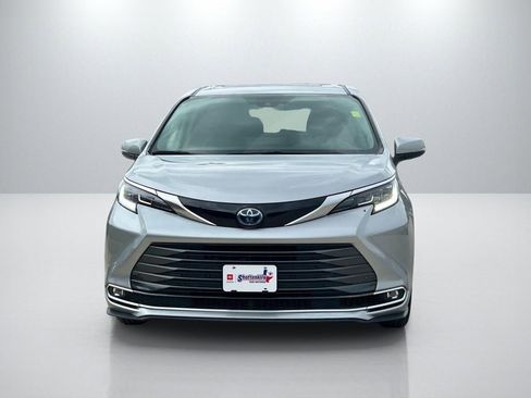 Used 2024 Toyota Sienna Limited AWD/4WD image 2
