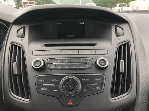 Used 2016 Ford Focus SE w/ SE Sport Package image 10