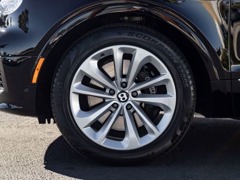 Used 2022 Bentley Bentayga image 6