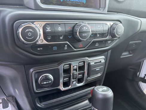 Used 2022 Jeep Wrangler Unlimited Sahara w/ Cold Weather Group AWD/4WD image 26