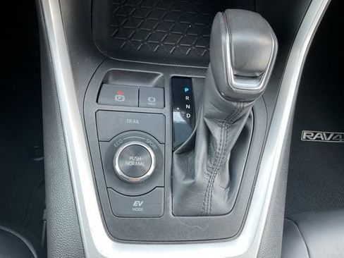 Used 2021 Toyota RAV4 XLE Premium AWD/4WD image 32