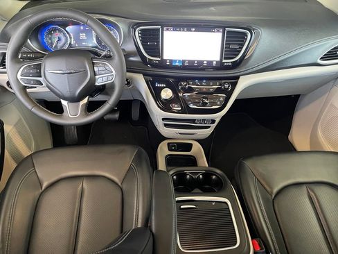 Used 2023 Chrysler Pacifica Touring-L FWD image 14