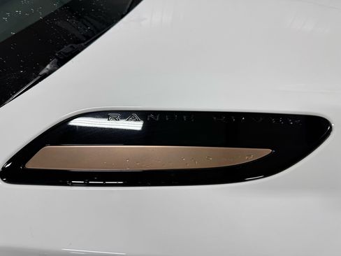 Used 2022 Land Rover Range Rover Velar R-Dynamic S image 17