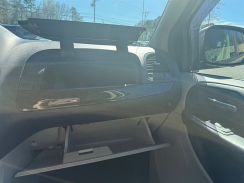 Used 2016 Dodge Grand Caravan SXT w/ UConnect Hands-Free Group image 17