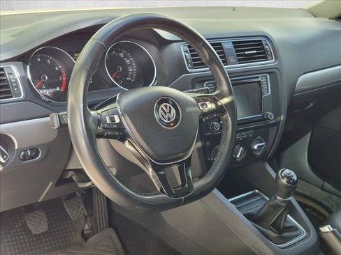 Used 2017 Volkswagen Jetta SE FWD image 3