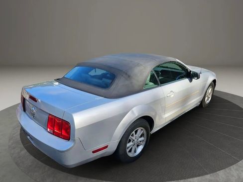 Used 2005 Ford Mustang Deluxe Convertible 2D image 9