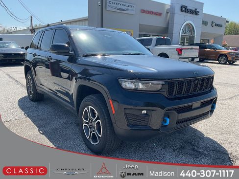 Used 2022 Jeep Grand Cherokee Trailhawk w/ Advanced Protech Group II AWD/4WD image 1